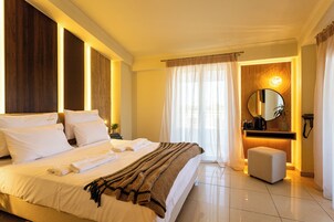 Junior Suite -Outdoor Jacuzzi | Camas com colchões de espuma com sistema de memória, frigobar
