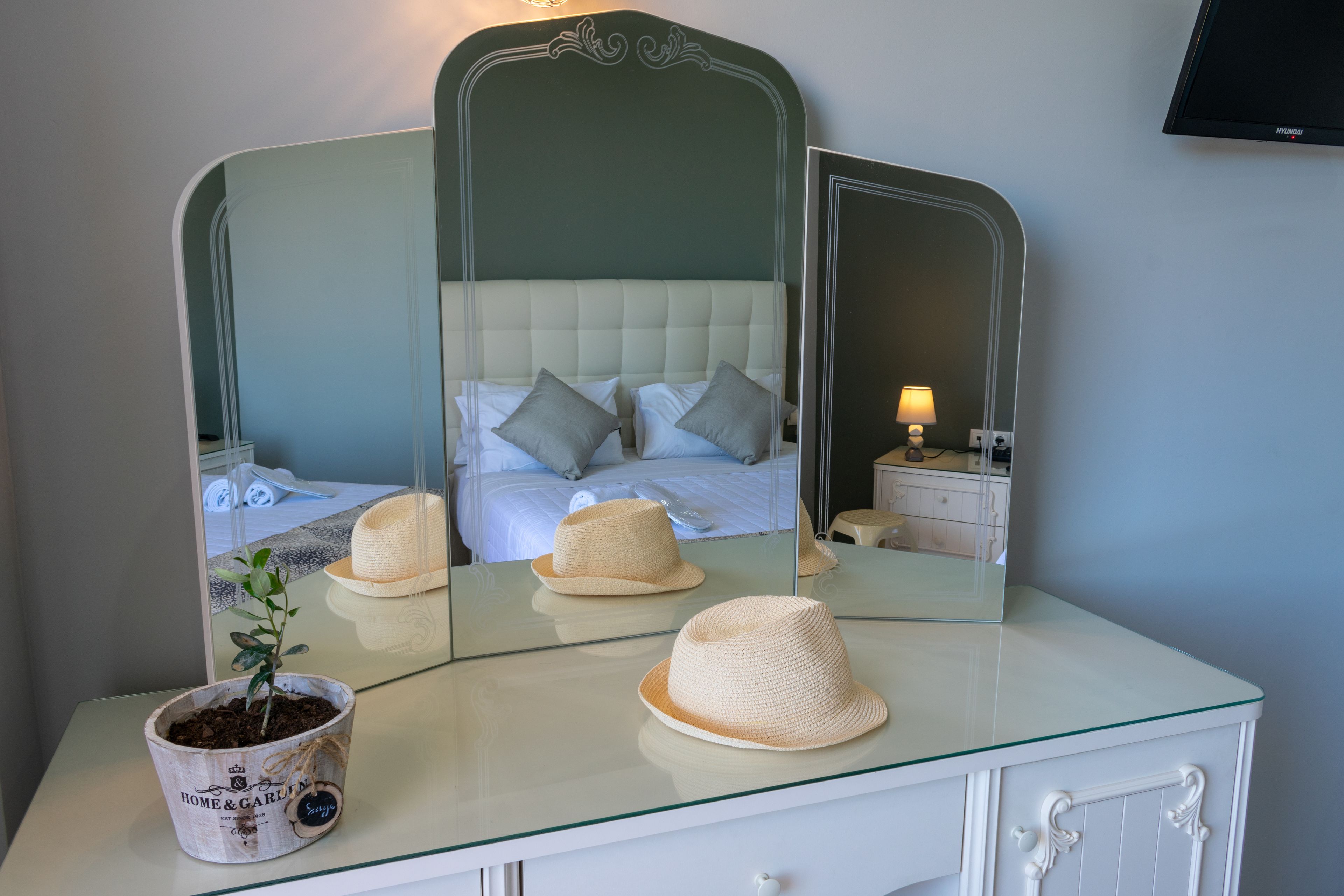 deluxe double room, 1 double bed, sea view | 1 bedroom, memory-foam beds, minibar, in-room safe