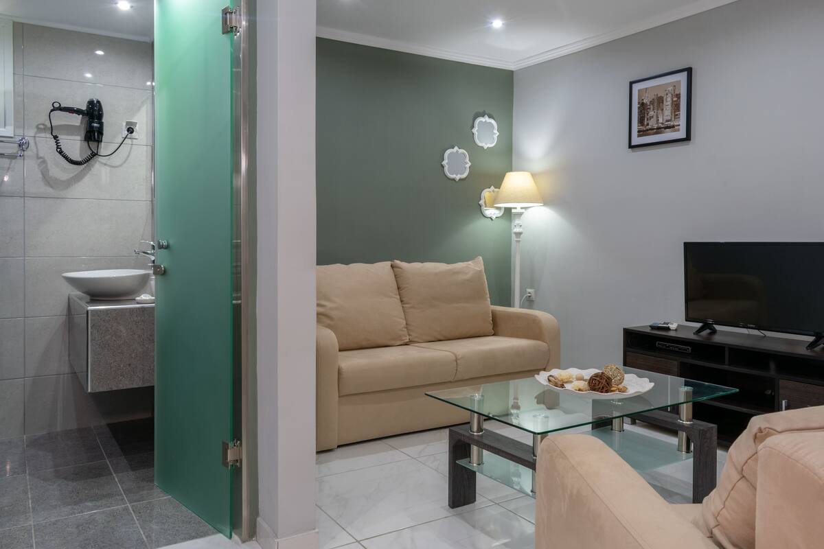 deluxe junior suite with jacuzzi | bathroom | free toiletries, hair dryer, towels