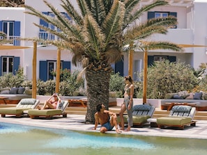 Seasonal outdoor pool, pool umbrellas, sun loungers - Myconian Sunrise Relais & Chateaux Hotel (Mykonos)