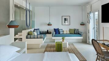 Executive Suite Partial Sea View with Private Pool | Camas com colchões pillow-top, cofres nos quartos, escrivaninha