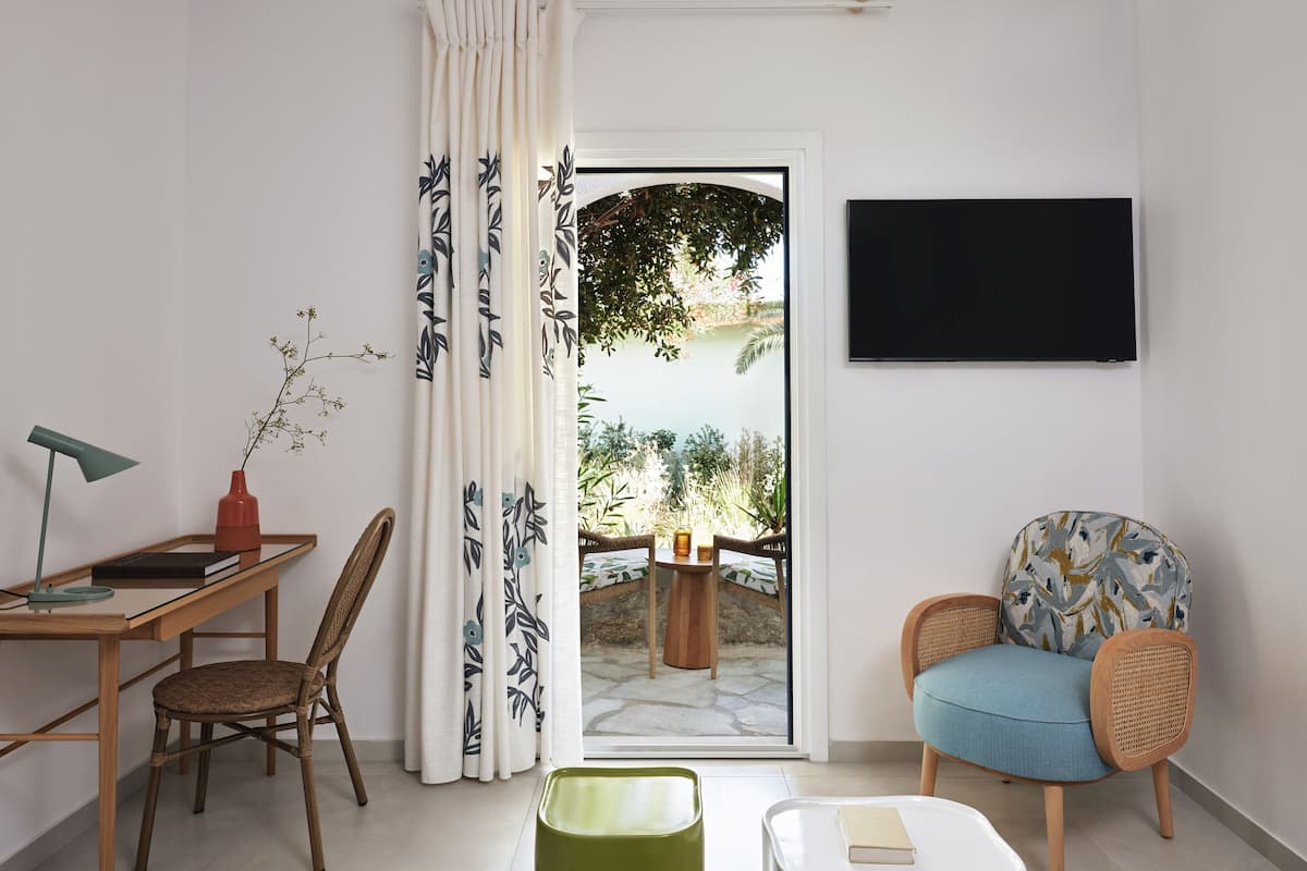 Standard Room Garden View | Pillowtop beds, in-room safe, desk, iron/ironing board