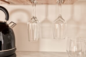 Frigorífico y utensilios de cocina