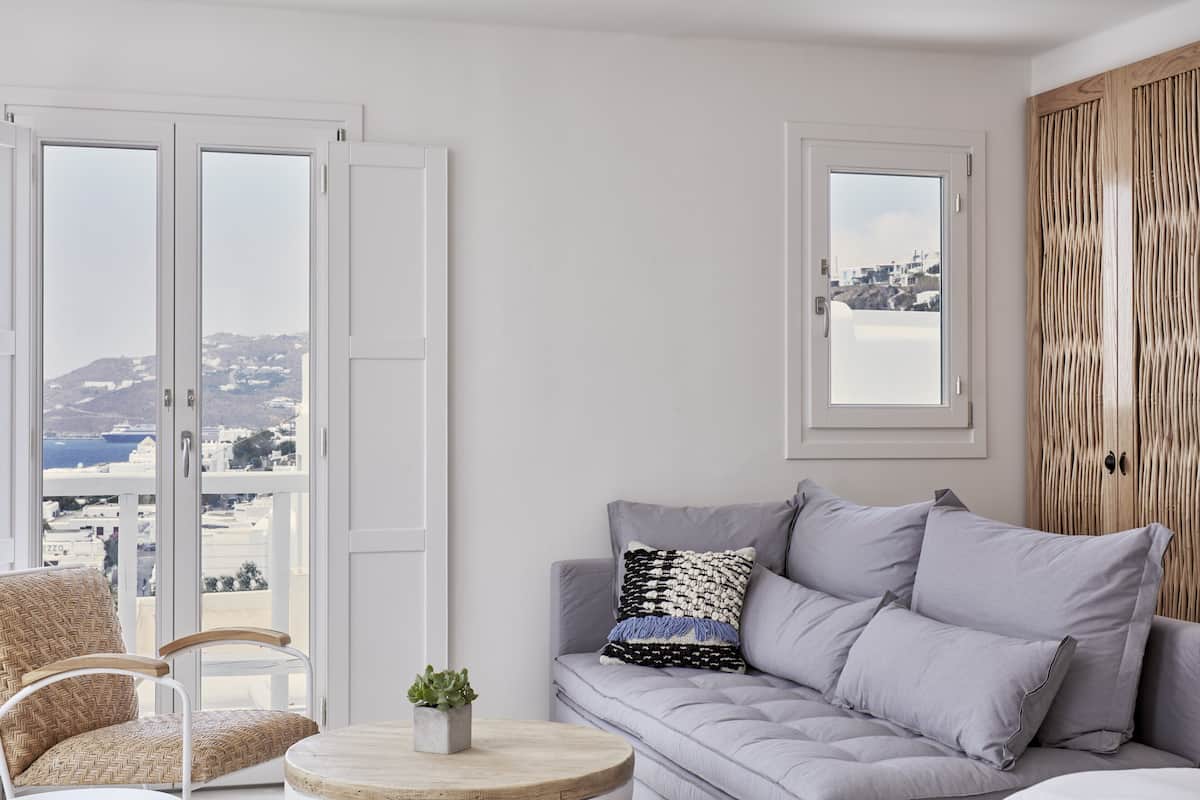 Superior Suite, Hot Tub (Outdoor) | 1 bedroom, premium bedding, in-room safe, soundproofing