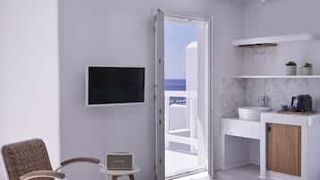 Superior Suite, Hot Tub (Outdoor) | 1 bedroom, premium bedding, in-room safe, soundproofing