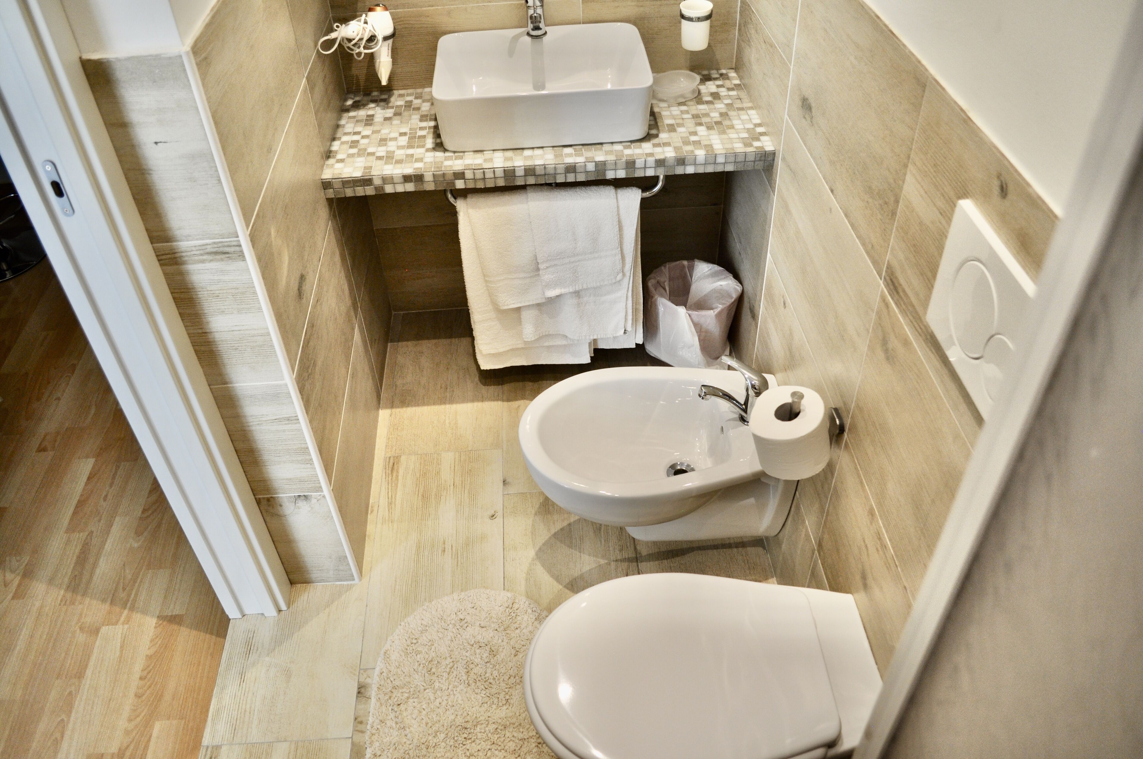 standard double or twin room | bathroom amenities | shower, rainfall showerhead, free toiletries, hair dryer