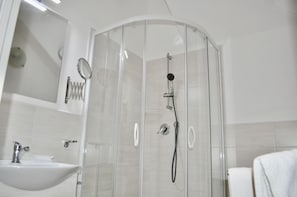 Basic Double Room | Bathroom - Corallo B&B (Cattolica)