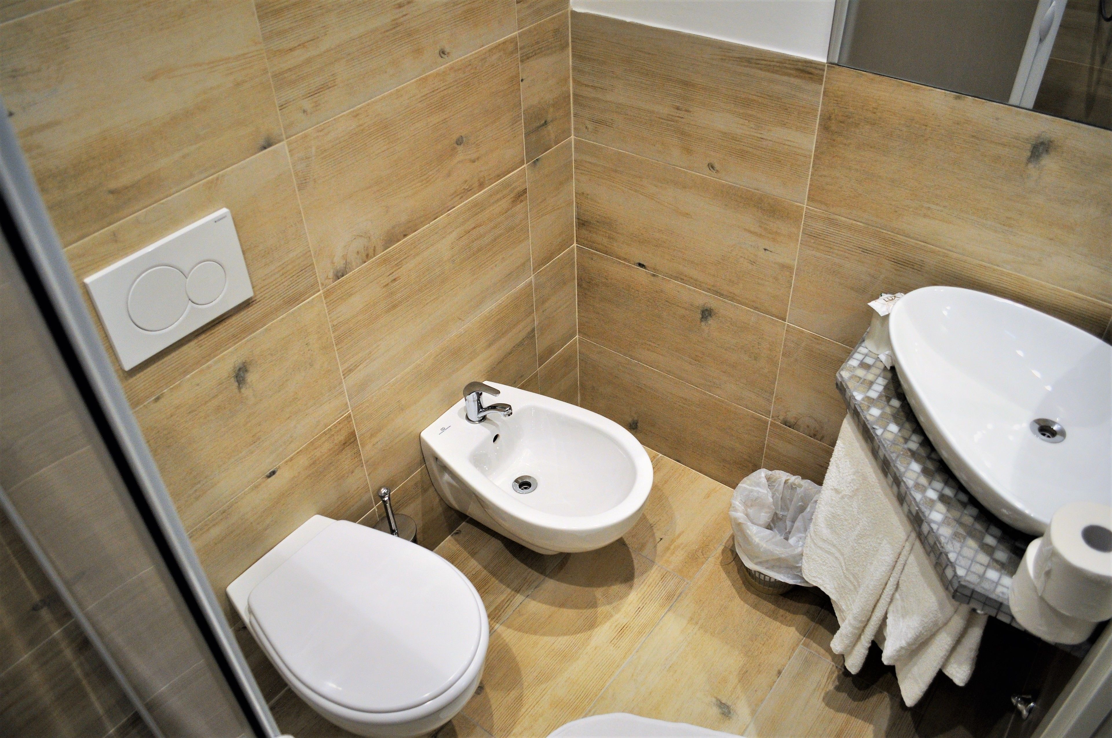 shower, rainfall showerhead, free toiletries, hair dryer