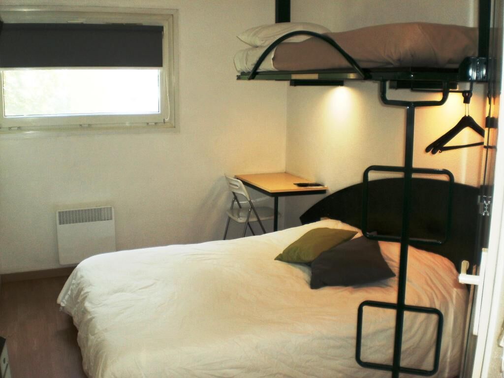 Escrivaninha, ferros/tábuas de passar roupa, berços grátis