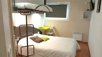 Skrivebord, strygejern/strygebræt, gratis baby-/barnesenge, gratis Wi-Fi