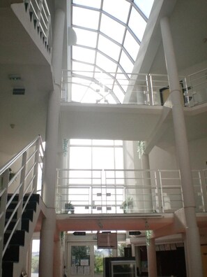 المنشأة من الداخل