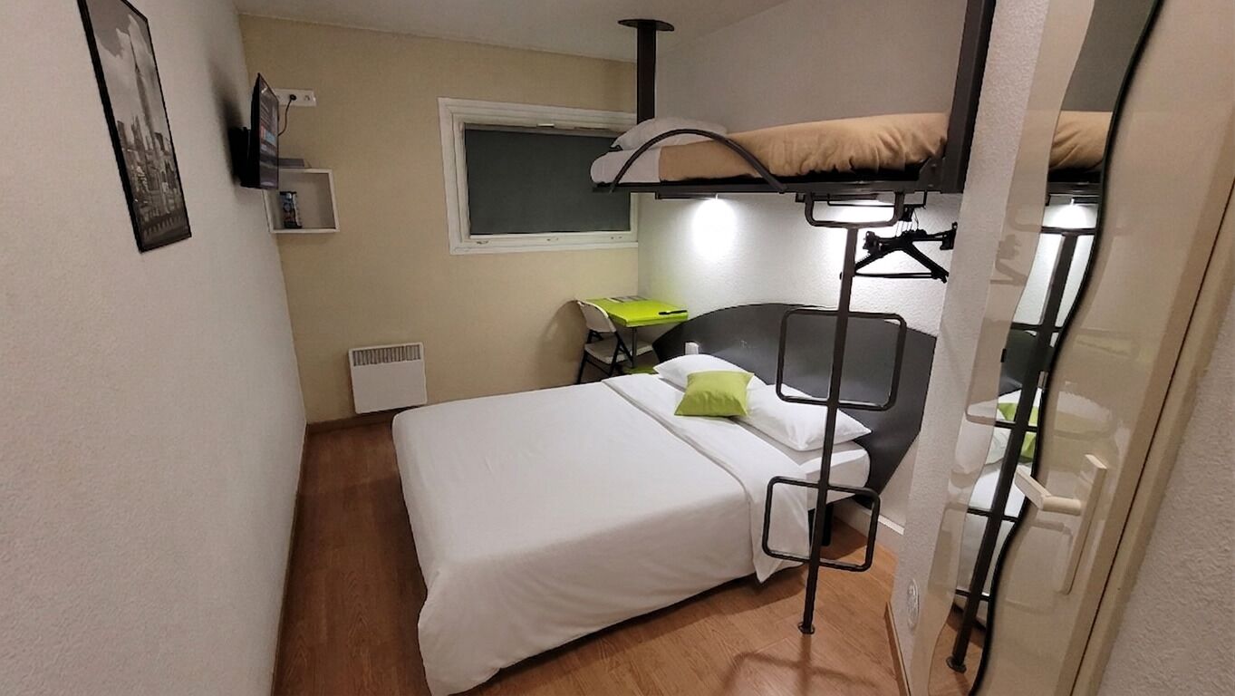 مكتب ومكواة/لوح كي وأسرّة أطفال/رضّع (مجانًا) وواي فاي مجانًا