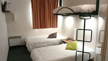 Bureau, fer et planche à repasser, lits bébé (gratuits), Wi-Fi gratuit