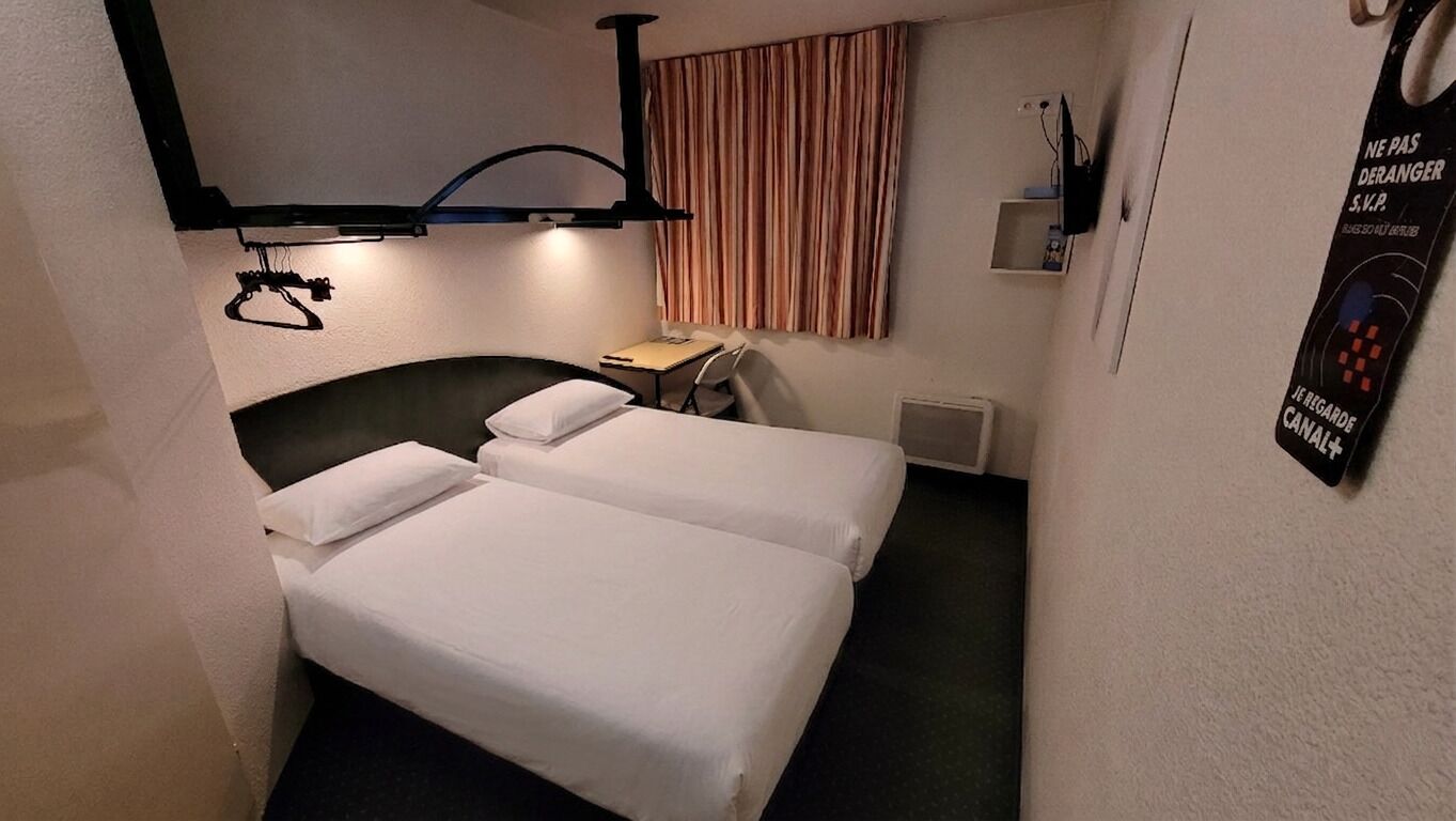 مكتب ومكواة/لوح كي وأسرّة أطفال/رضّع (مجانًا) وواي فاي مجانًا