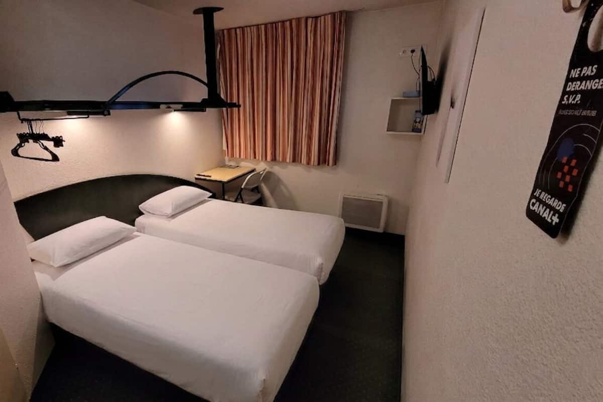 Twin Room | Desk, iron/ironing board, free cribs/infant beds, free WiFi