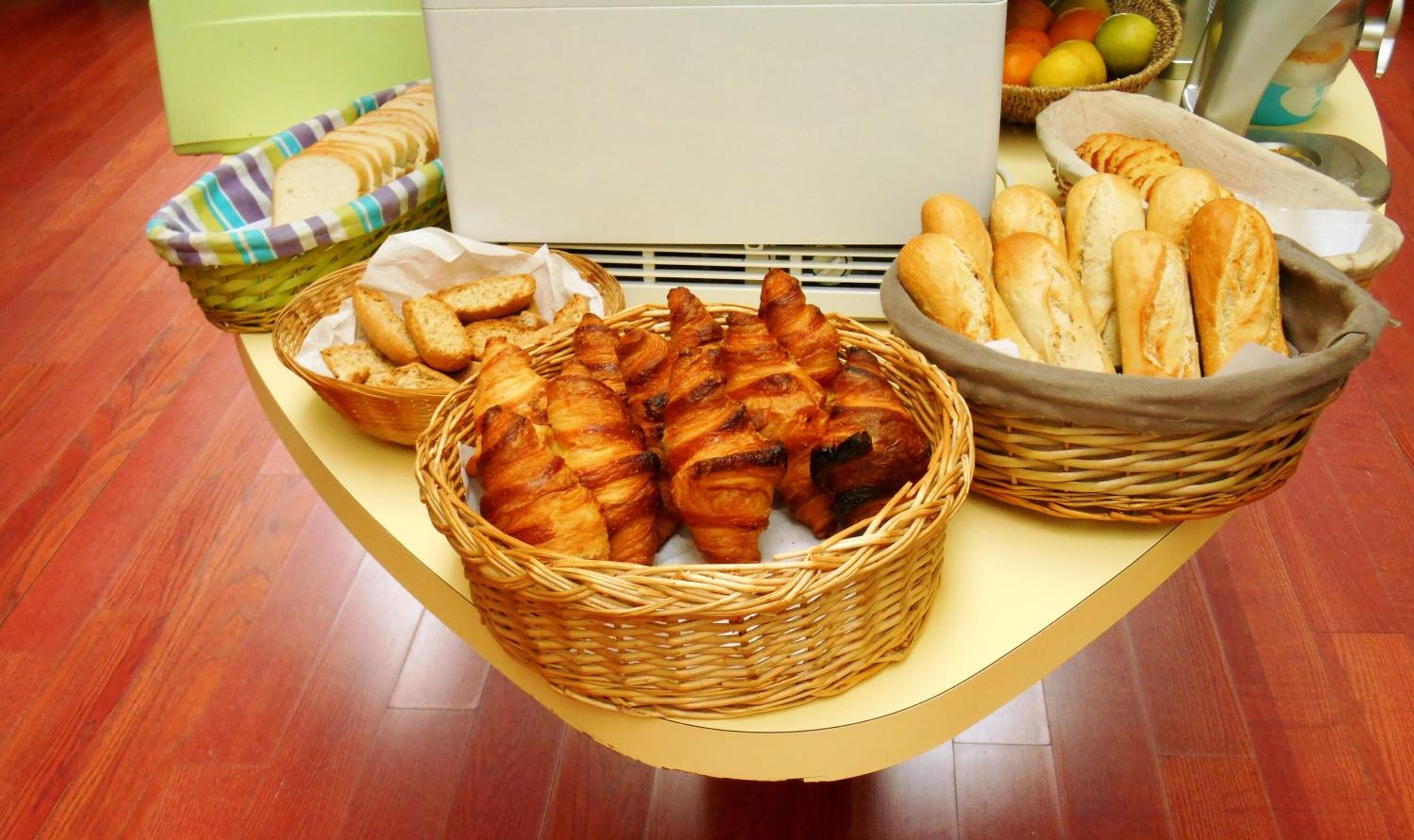Una mesa con panes y bollería.