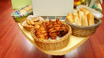 Una mesa con panes y bollería.