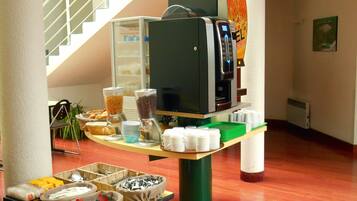 Petit déjeuner buffet servi en semaine (6.00 EUR par personne)
