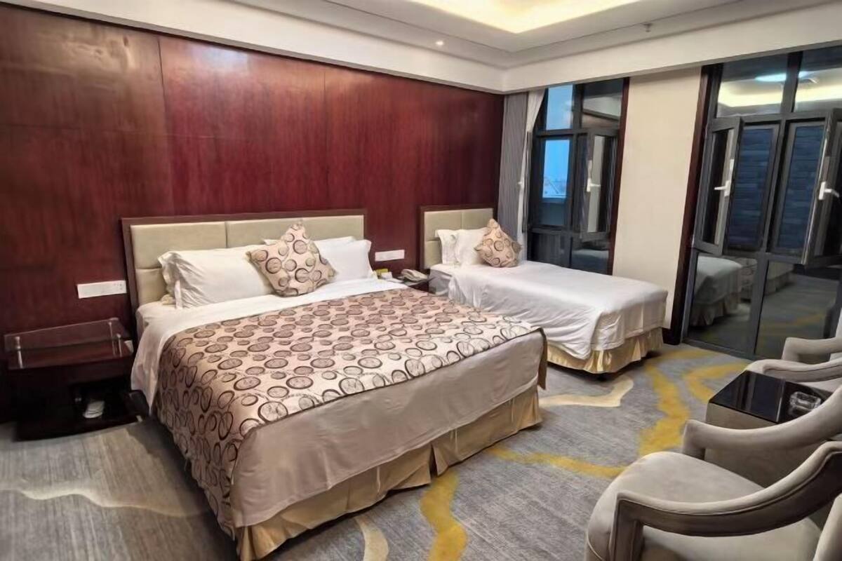 Hypo-allergenic bedding, down comforters, minibar, in-room safe