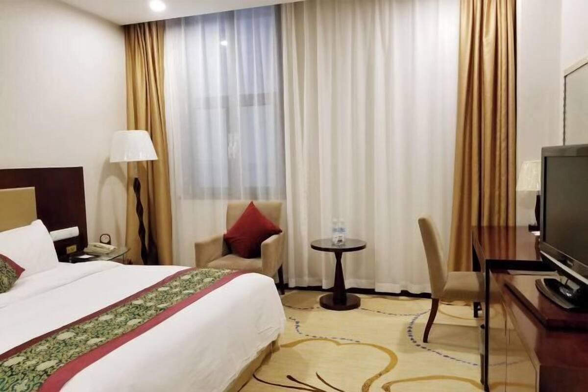 Hypo-allergenic bedding, down comforters, minibar, in-room safe