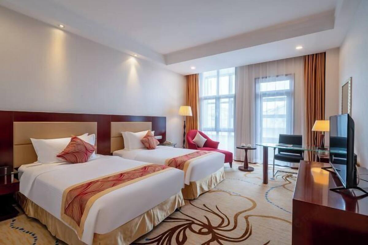 Hypo-allergenic bedding, down comforters, minibar, in-room safe