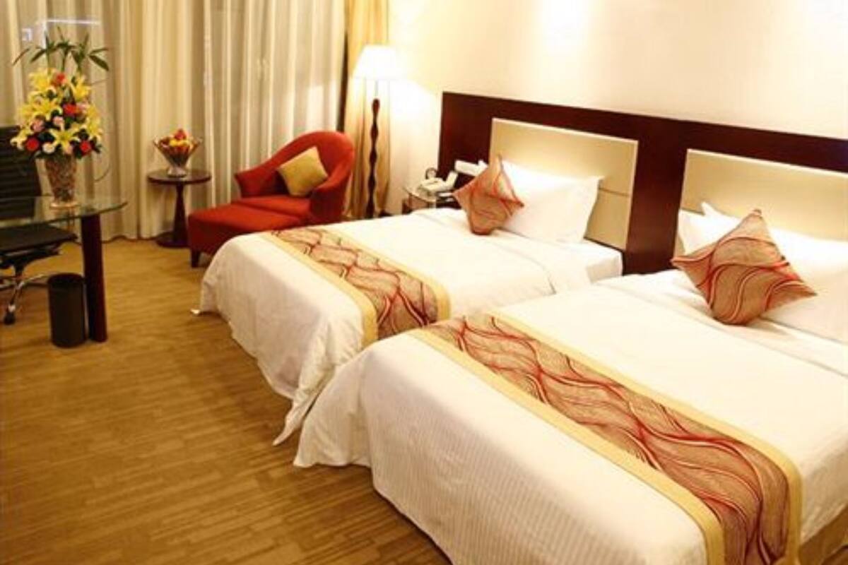 Hypo-allergenic bedding, down comforters, minibar, in-room safe