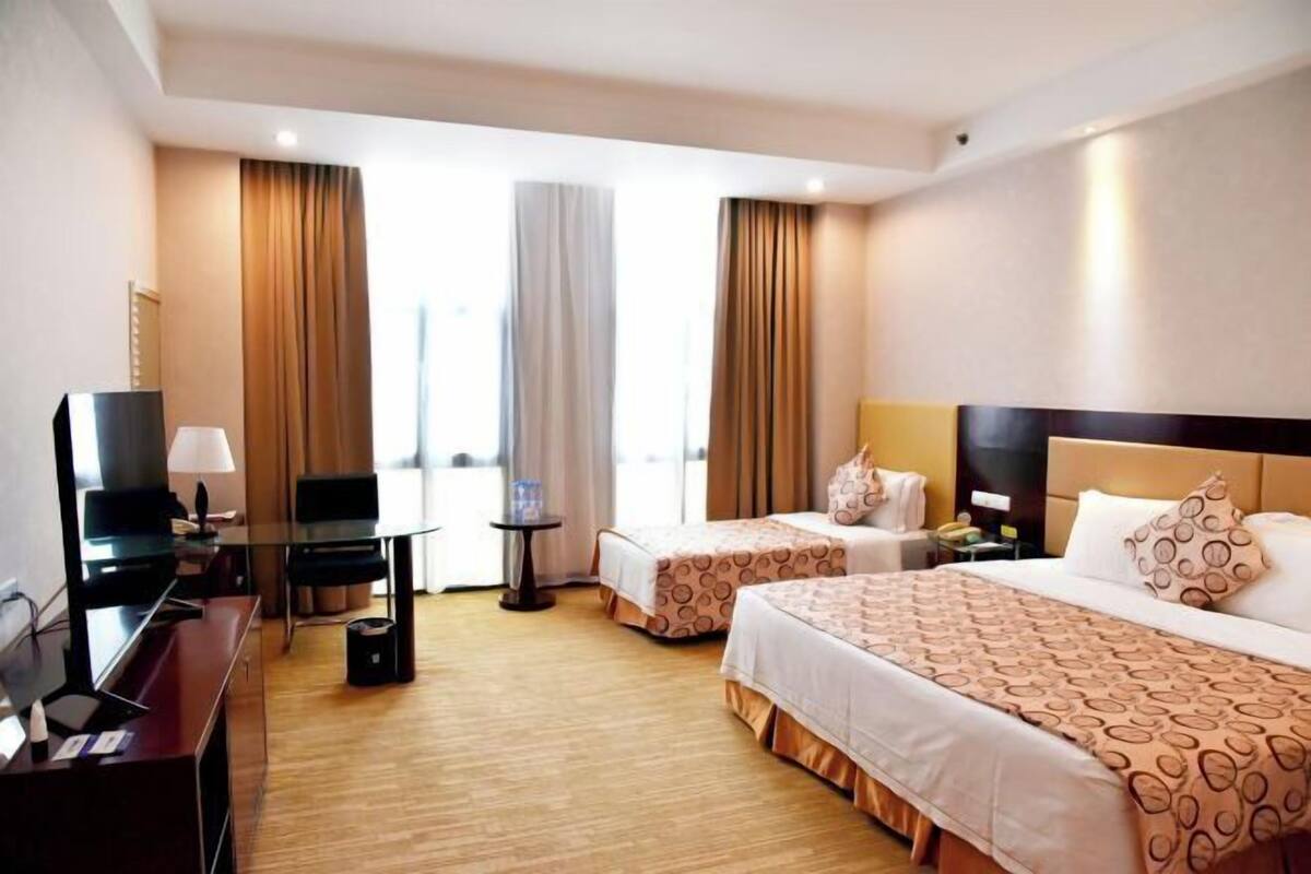 Hypo-allergenic bedding, down comforters, minibar, in-room safe
