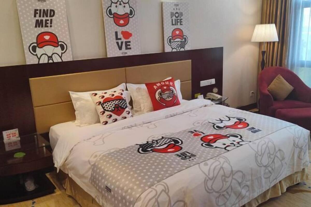 Hypo-allergenic bedding, down comforters, minibar, in-room safe