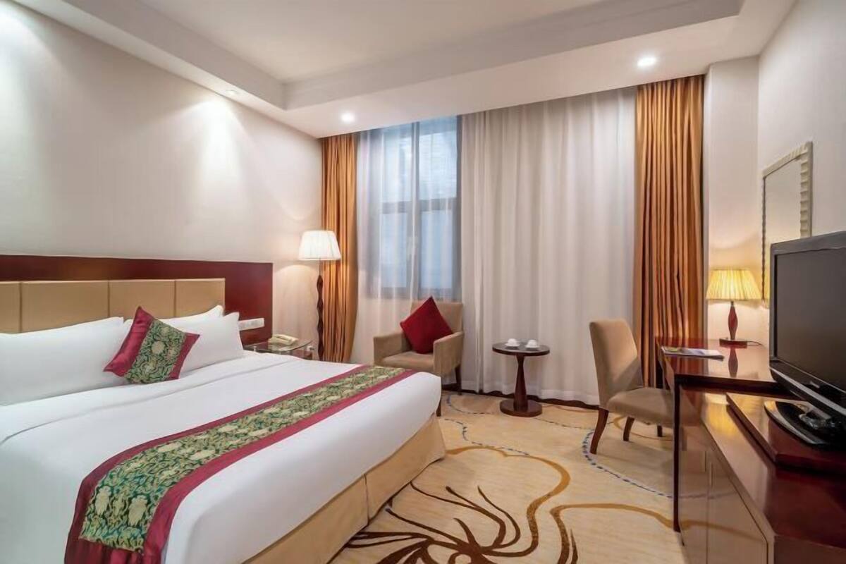 Hypo-allergenic bedding, down comforters, minibar, in-room safe