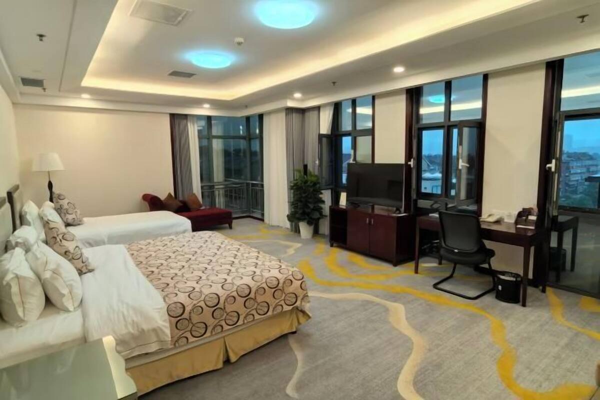 Hypo-allergenic bedding, down comforters, minibar, in-room safe