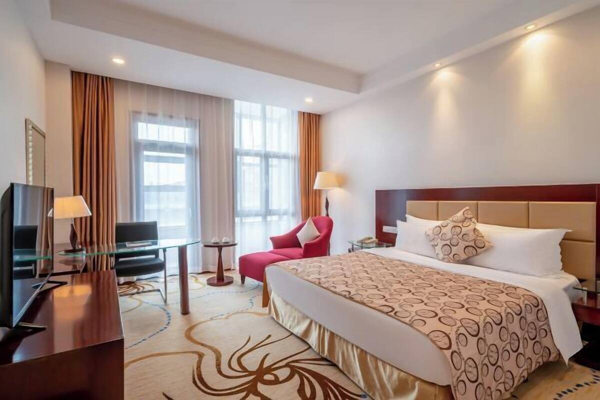 Hypo-allergenic bedding, down comforters, minibar, in-room safe