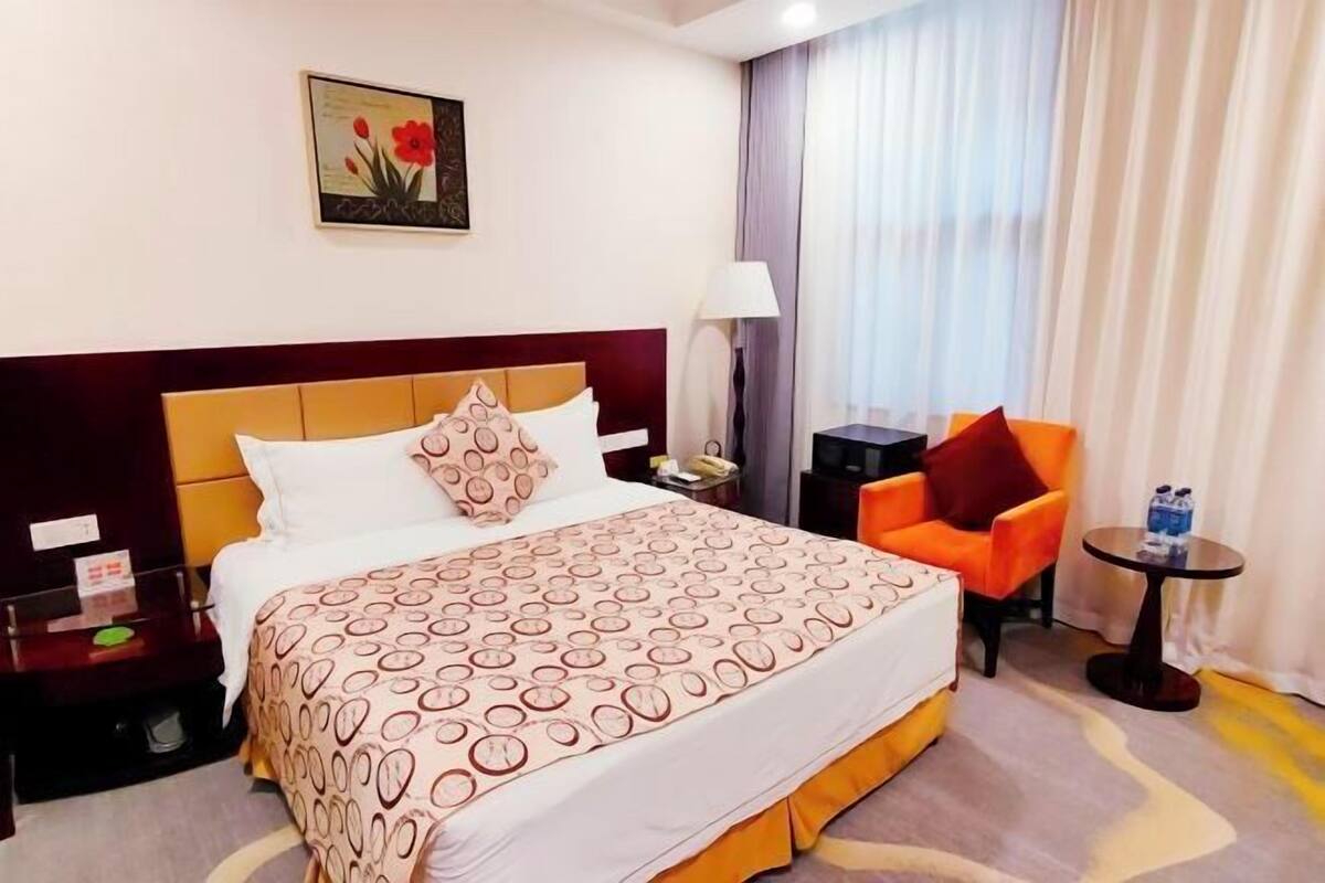 Hypo-allergenic bedding, down comforters, minibar, in-room safe