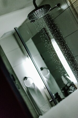 Shower, rainfall showerhead, hair dryer, towels - Royal Park Boutique Hotel (Budapest)