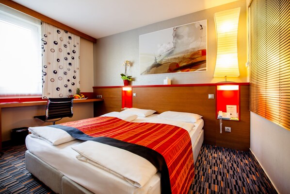 Minibar, coffres-forts dans les chambres, bureau, rideaux occultants