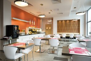 Petit déjeuner buffet (10 EUR par personne)