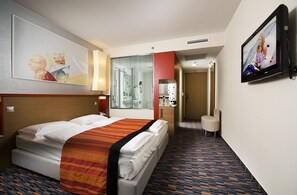 Minibar, in-room safe, desk, blackout curtains - Royal Park Boutique Hotel (Budapest)