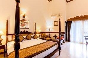 أسرّة بإسفنج يتكيف مع شكل الجسم وخزنة داخل الغرفة