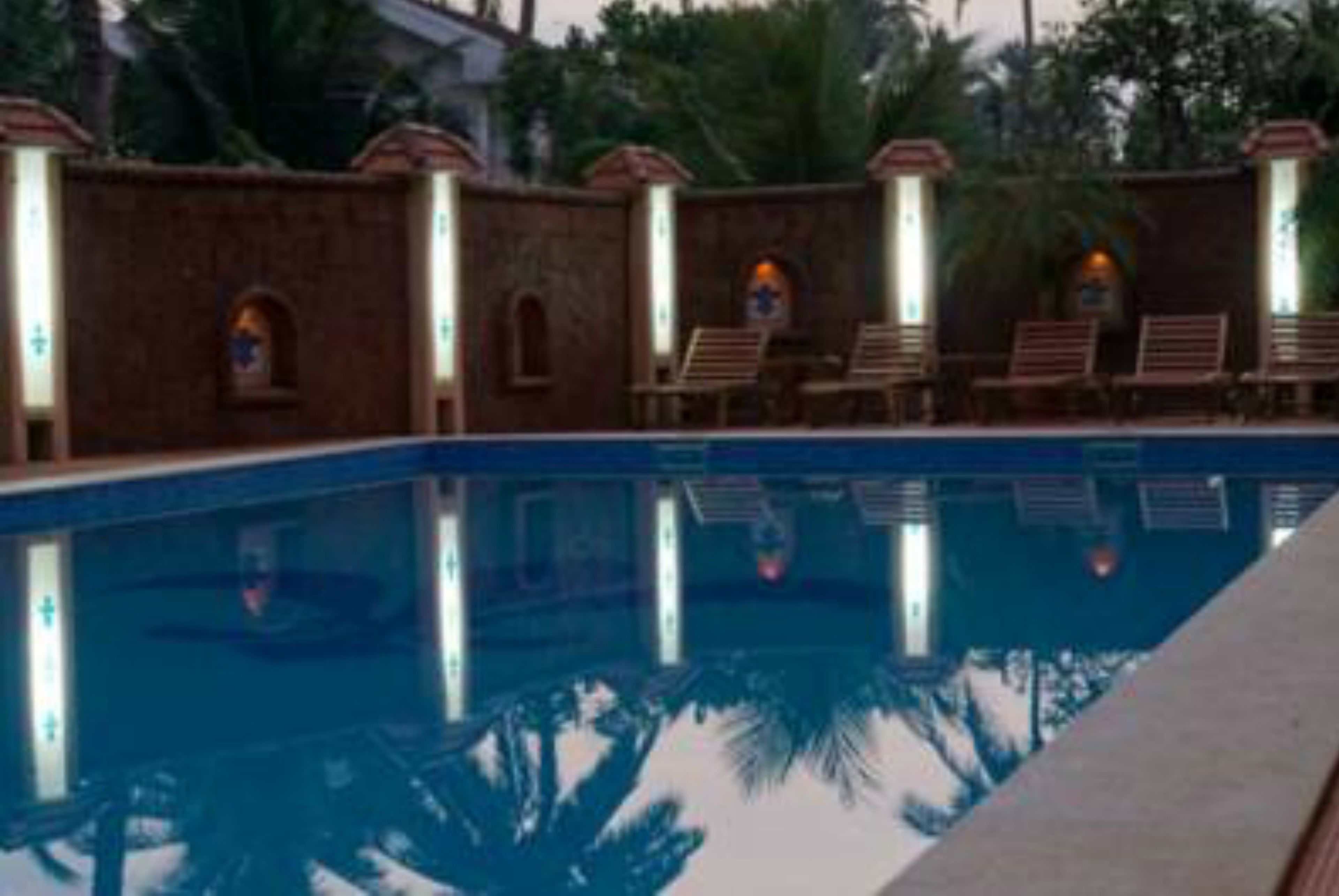 室外游泳池，池畔遮阳伞