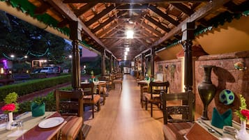 供應早餐、午餐和晚餐,花園景觀