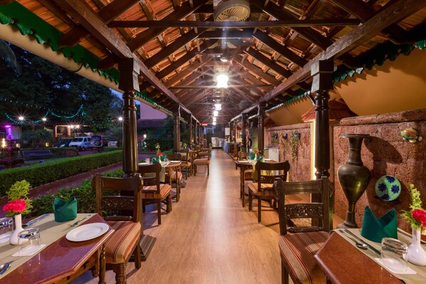 朝食、ランチ、ディナーに営業 (ガーデン ビュー)