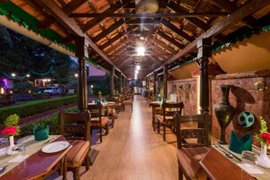 Aperto a colazione, pranzo e cena, con vista sul giardino 