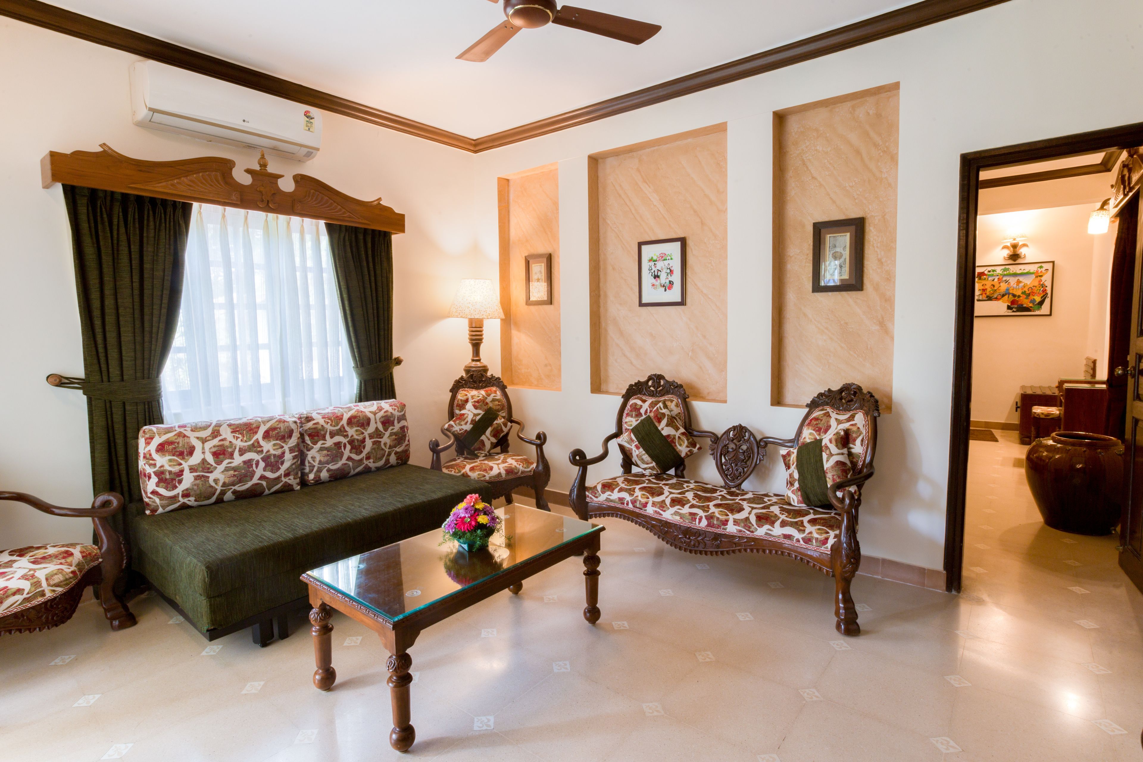 Luxury Suite | Living room | Flat-screen TV