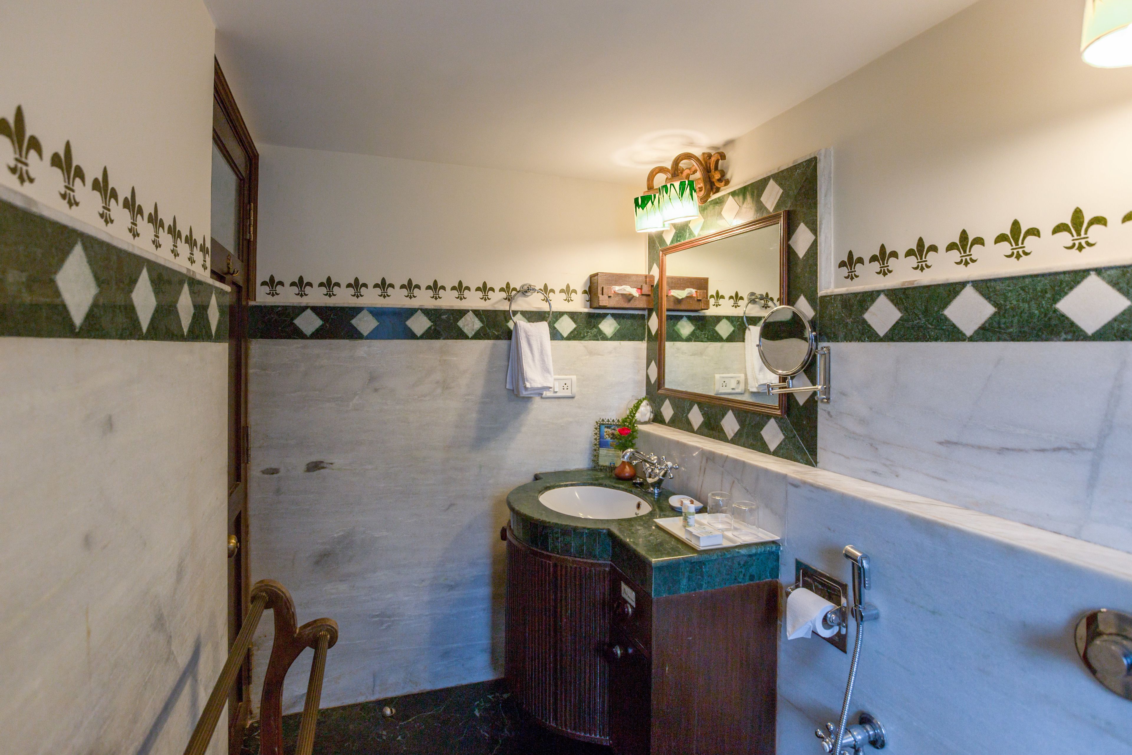 Un bagno con lavandino, specchio e doccia.