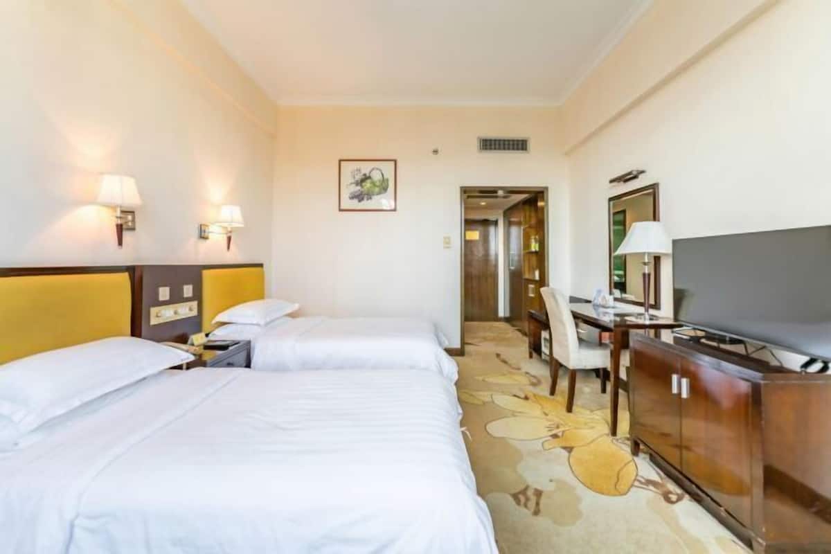 Minibar, in-room safe, alarm clocks