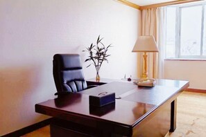 迷你吧、客房内保险箱、闹钟