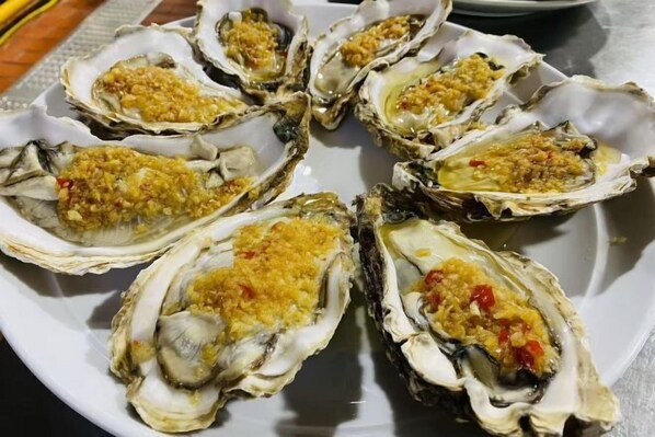 A plate of oysters topped with a golden crust. - General Fenghua (Xiamen) Resort Center (Xiamen)