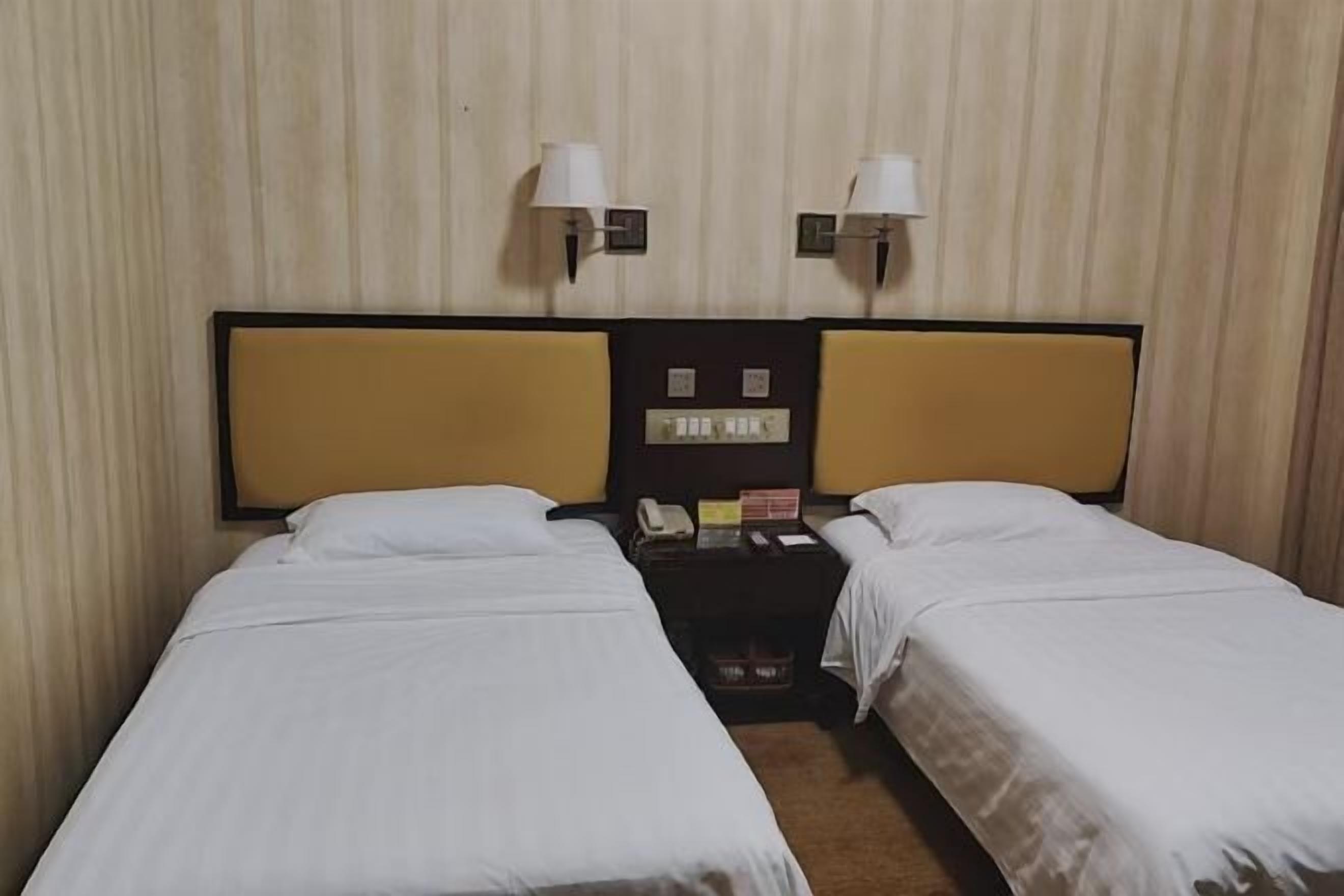 迷你吧、客房内保险箱、闹钟