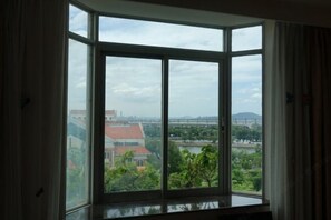 Minibar, caja de seguridad en la habitación y despertador 