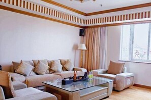 迷你吧、客房内保险箱、闹钟