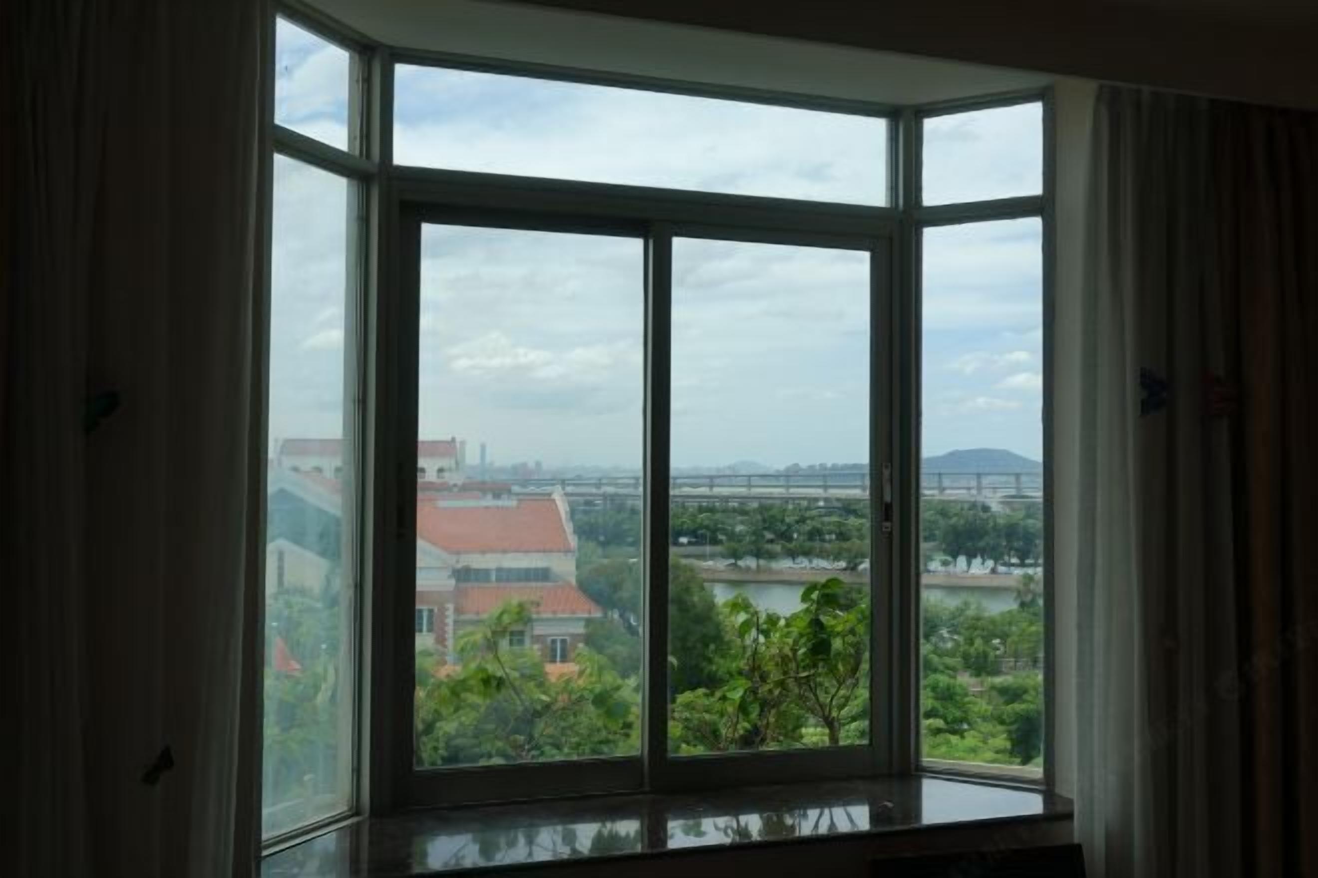 Minibar, in-room safe, alarm clocks